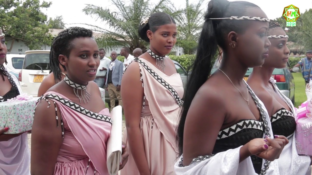 Indirimbo z'ikirundi: uwo mwiza // araje hora // ndamuzanye // honga ndore // gorora amaboko