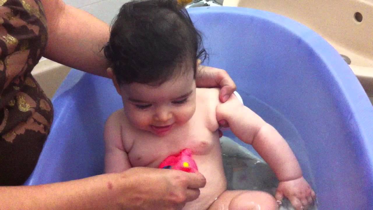 ליאנוש צוחקת