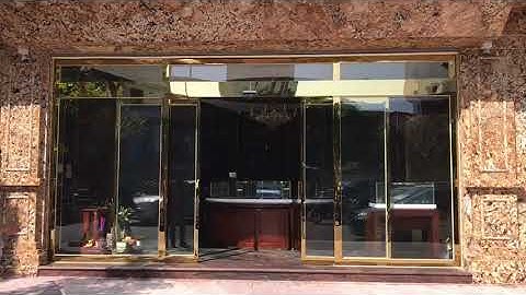 Lắp đặt cửa tự động inox vàng gương đẹp sang trọng