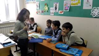 Эти ребята 9-10 лет проводят разминку на уроке по теме Эти ребята 9-10 лет проводят разминку на уроке по теме