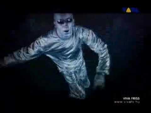 Tonton video musik {trackName} dari {artistName}