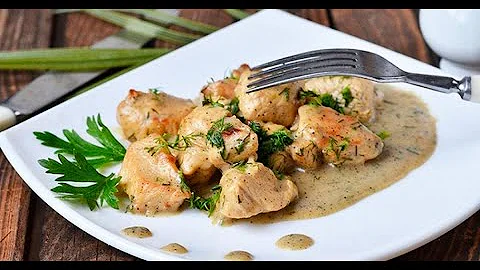 курица в собственном соку на сковороде на плите курица в собственном соку на сковороде на плите