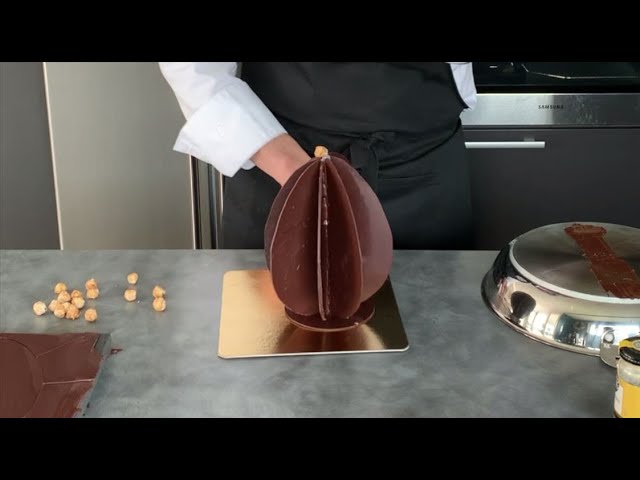 TUTO : Comment réaliser un œuf de Pâques en chocolat sans moule - YouTube