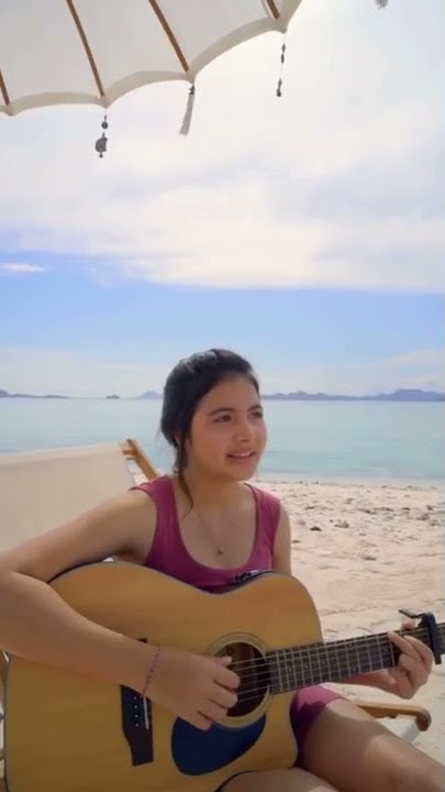 bikin penasaran bulu ketek gadis cantik pegang gitar ini