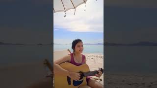 bikin penasaran bulu ketek gadis cantik pegang gitar ini