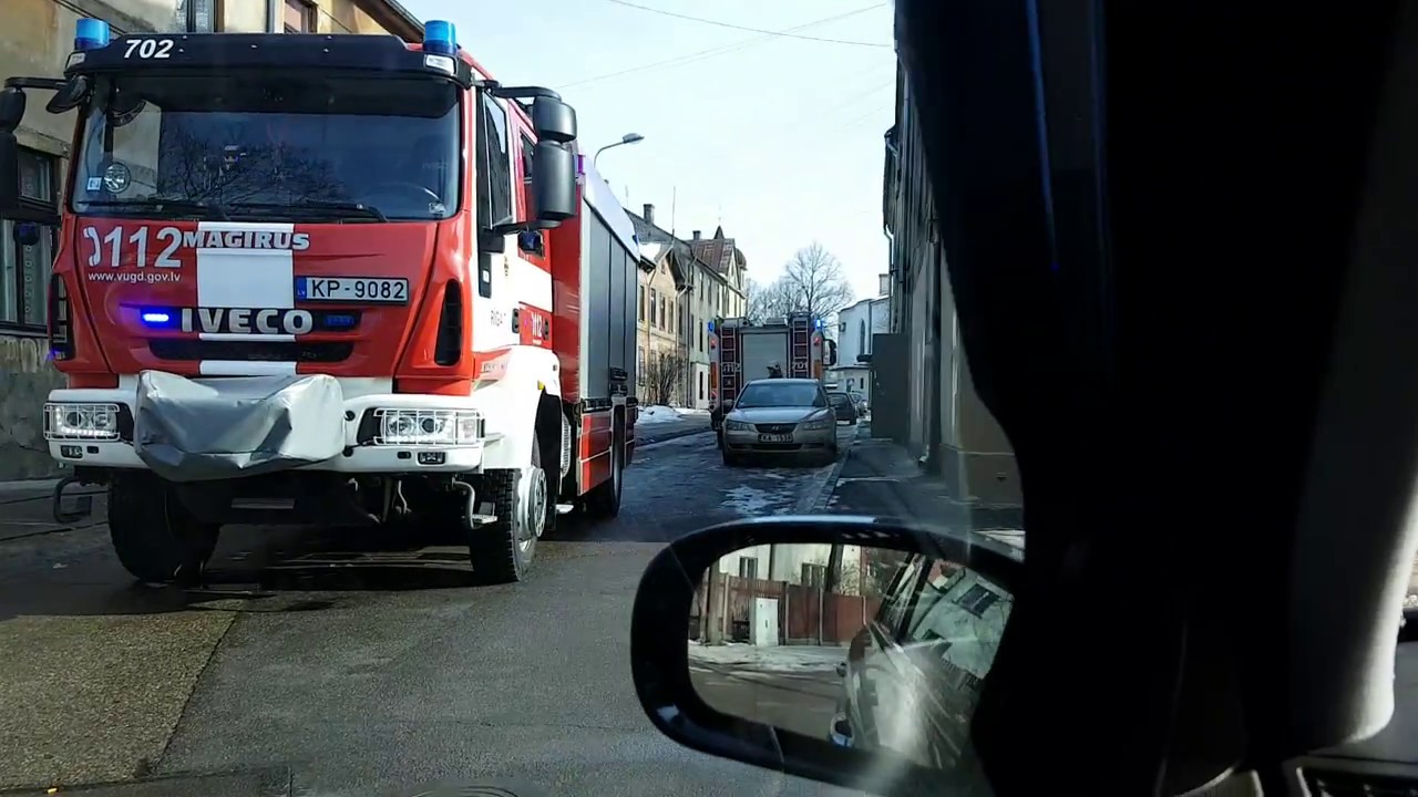 Пожарные тушат машину