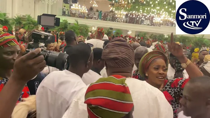 OBA SAHEED ELEGUSHI AND AKINSIKU OF LAGOS DANCING STEPS ON STAGE WITH KS1 MALAIKA