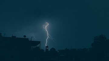 Lighting strikes again and again in the same spot | NEWS IN A MINUTE