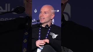 الكوميدي والناشط السياسي الأيرلندي تادغ هيكي نناضل من أجل عالم أفضل