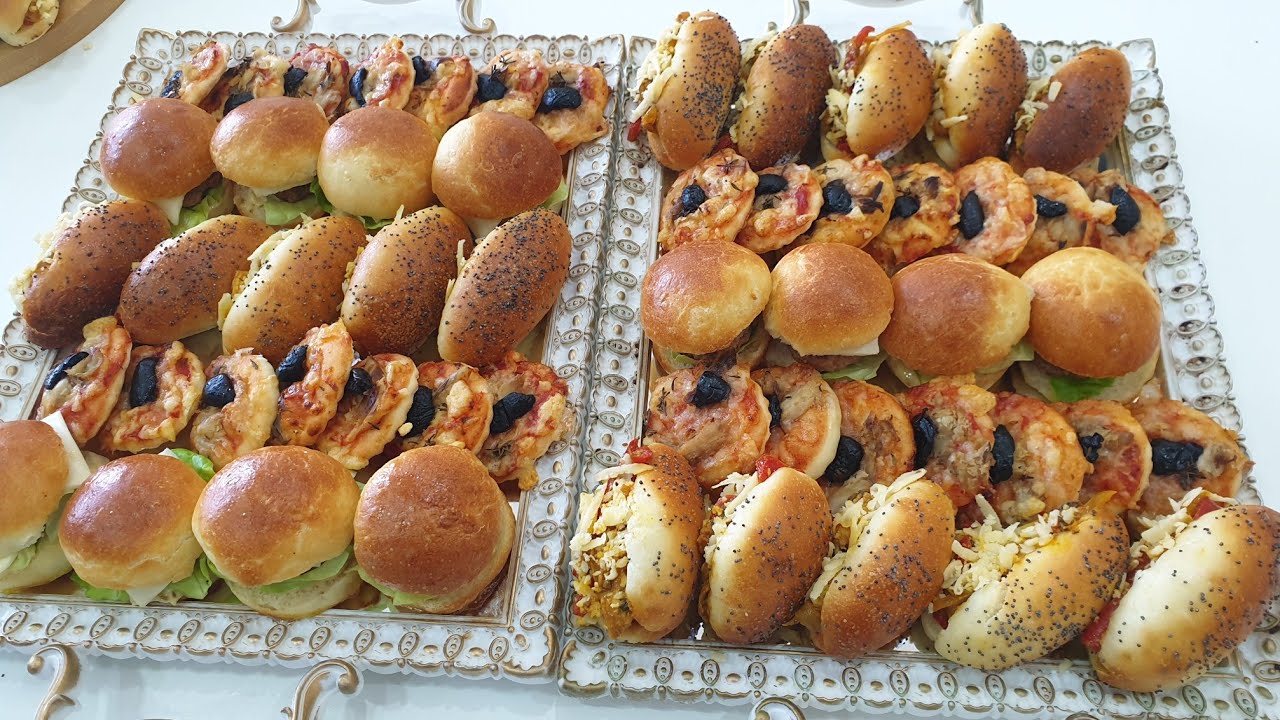 بكيلو دقيق و بنفس العجين حضرت أكثر من 70 فطيرة خليط مابين البيتزا و السندويشات و البورغر