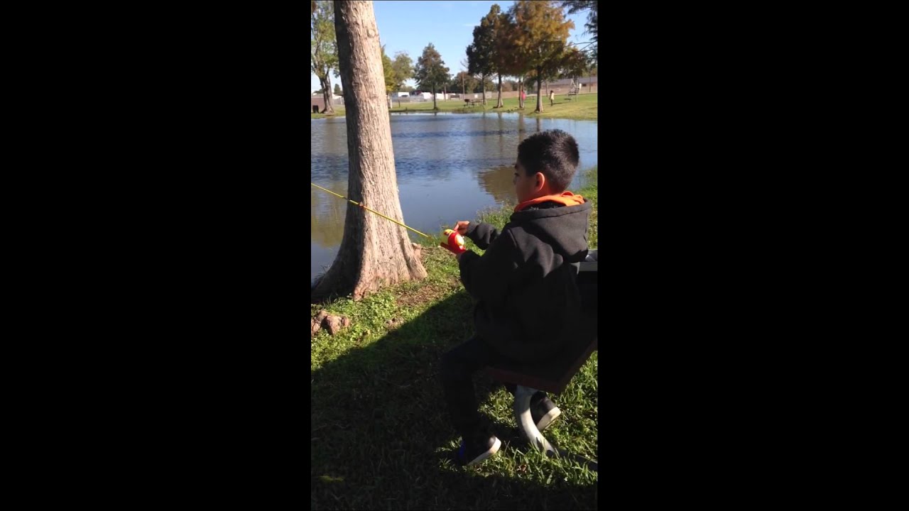 Azzy fishing at El Franco Lee Park Houston, Tx - YouTube