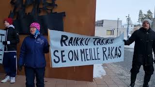 Mielenosoitus Raikun kyläkoulun puolesta Kangasala-talon edessä 13.3.2023 Mielenosoitus Raikun kyläkoulun puolesta Kangasala-talon edessä 13.3.2023