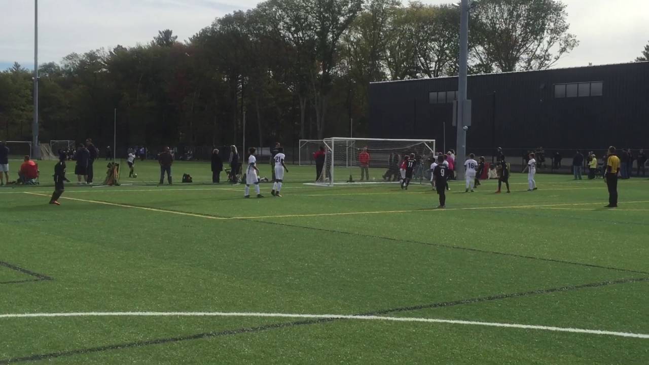 Alex Navas good free kick almost score
