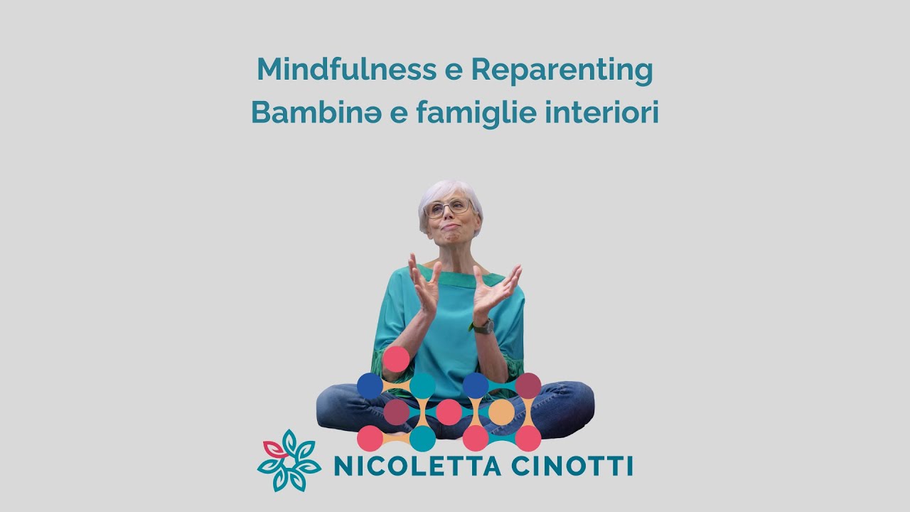 Bambinə e famiglie interiori