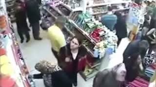 Markette kapalı kadına dayayan adam