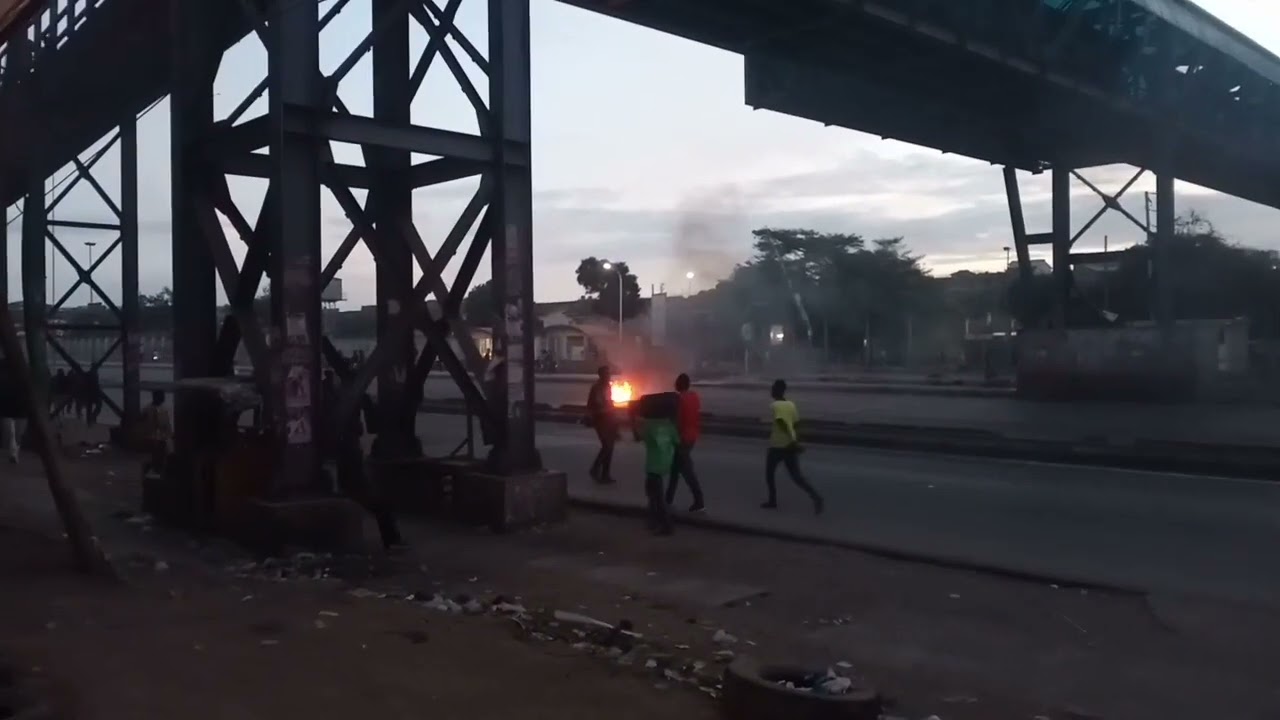 Outering road between Tassia and Kware estates turned into a warzone by angry demonstrators.