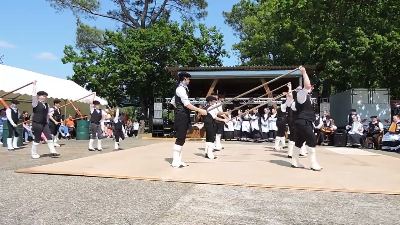 Lous Landeus de BIAS, échassiers landais à gastes le 19/05/2023 partie 1