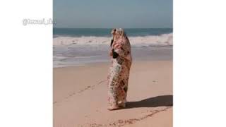 الفنانة بثينة عماد الدين على شاطئ البحر