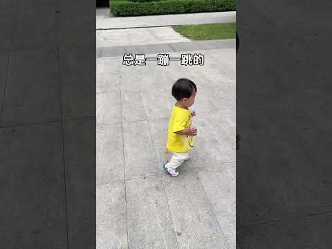 为什么孩子最近走路总是奇奇怪怪的，结果太让人意外了……#萌娃搞笑日常 #人类幼崽的超强模仿力 #调皮捣蛋小家伙 #模仿秀 #带娃日常