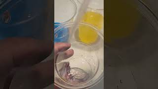 Aprendamos sobre la mezcla de colores y la formación de colores nuevos, utilizando agua coloreada 💧 Aprendamos sobre la mezcla de colores y la formación de colores nuevos, utilizando agua coloreada 💧