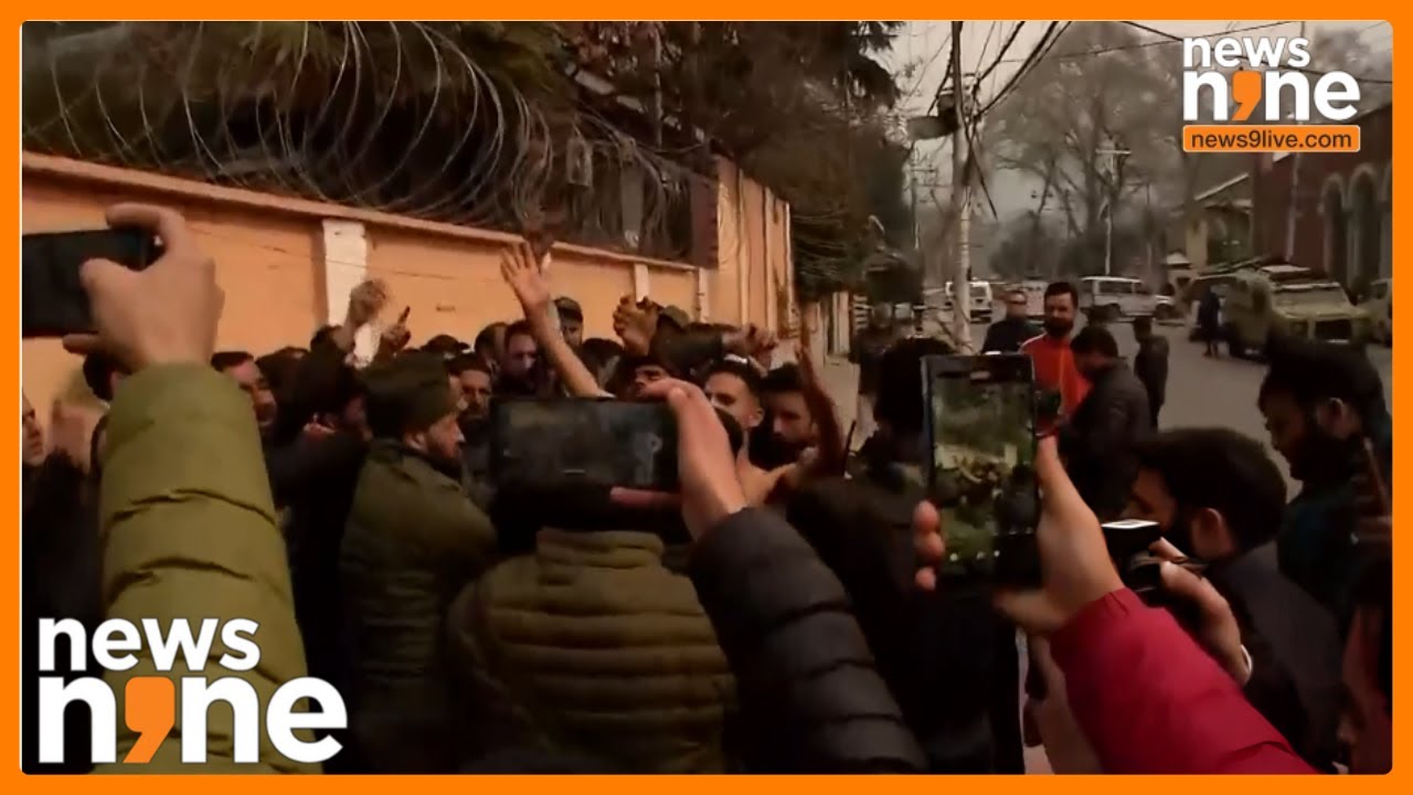 J&K : Casual Laborers of Wildlife Dept. Protest Outside Omar Abdullah's Residence in Srinagar |News9