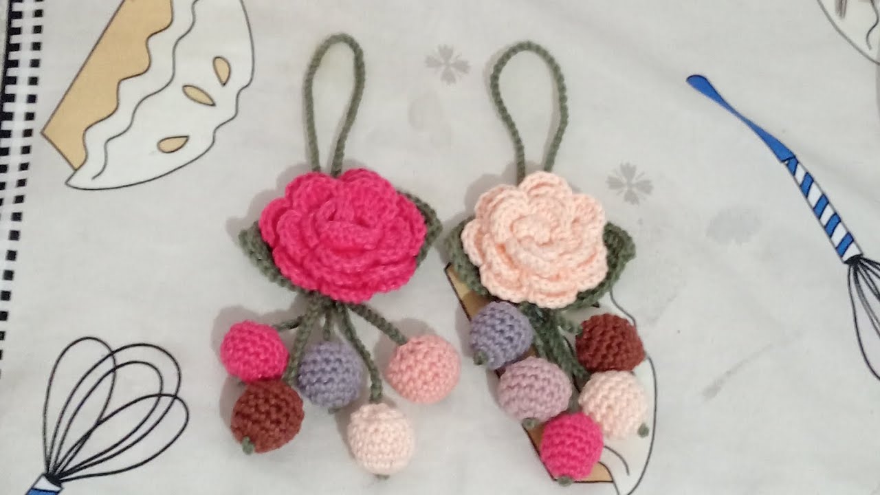 ETAPA 2/3👇NA DESCRIÇÃO DO VÍDEO TUTORIAL COMPLETO CHAVEIRO ROSA ENCANTO(FLOR)🧶🪡