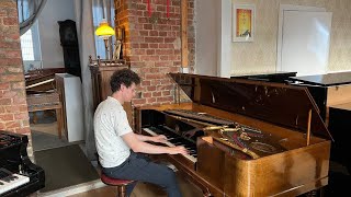 Thomas Krüger has Fun in Klaviersalon Berlin – Piano Cover Chasing Cars (Snow Patrol)