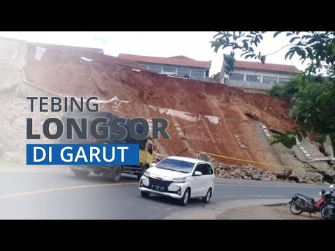 Detik-detik Tanah Setinggi 14 Meter Longsor di Garut