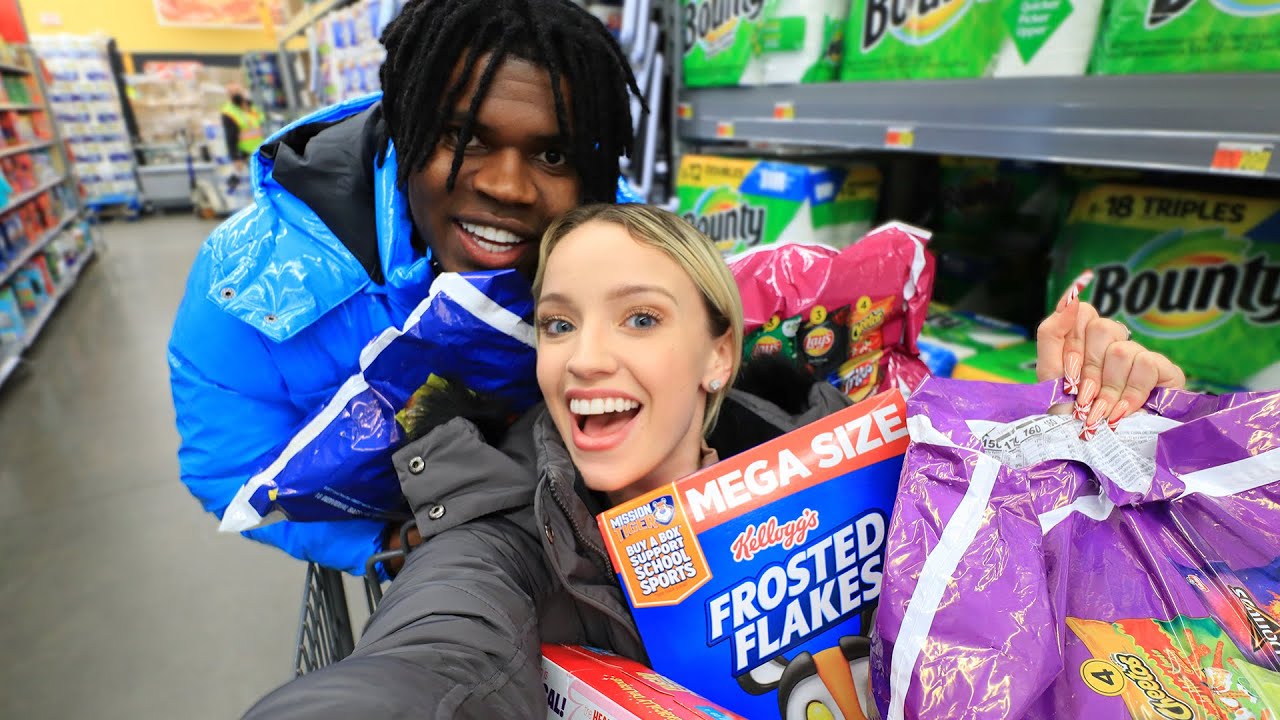 CRAZY LATE NIGHT GROCERY SHOPPING CHRONICLES WITH TRICIA & KAM! | VLOGMAS DAY 19
