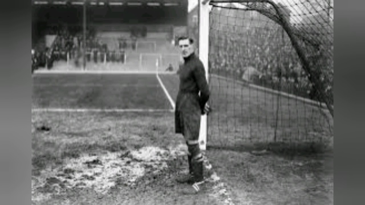 История английского футбола. Альбер Камю Football. Футбол вратарь Лев Яшин. Лев Яшин Динамо Москва. Футбольный вратарь ретро.