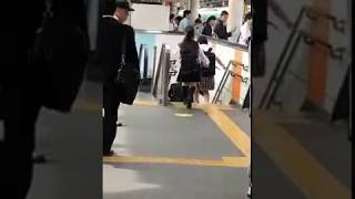 小学生の○○チラを盗撮する電車痴漢