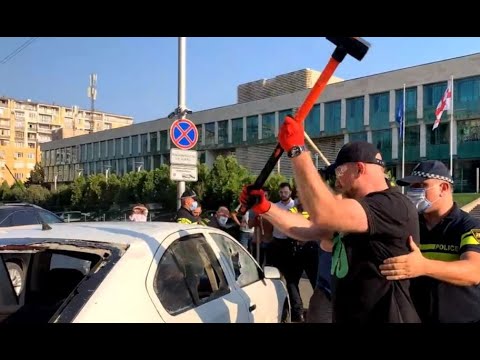 ზურა ჯაფარიძემ \"სუს\"-ის წინ საკუთარი მანქანა დალეწა