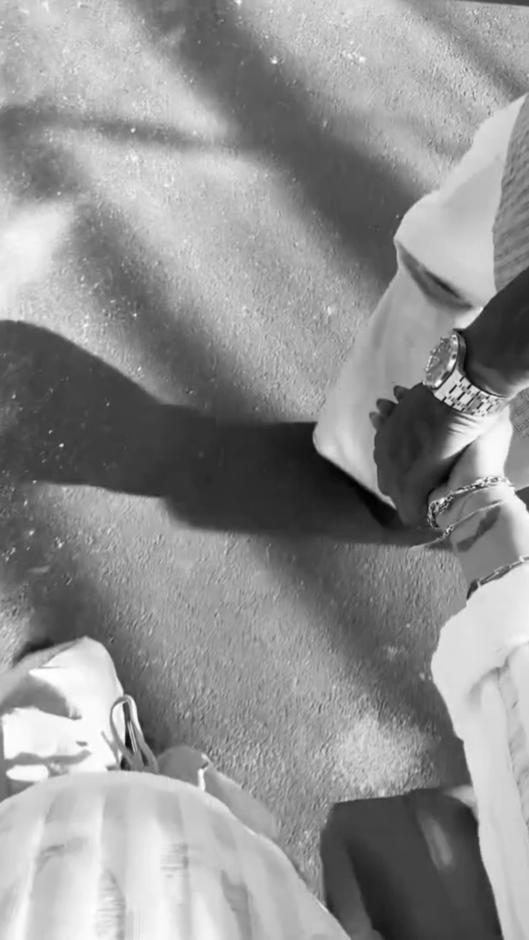 Athiya Shetty FLAUNTS her baby bump as she walks with hubby KL Rahul ? #shorts #athiyashetty