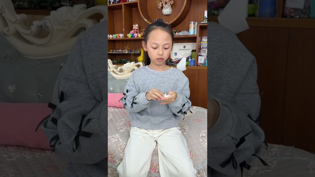 I stuck a charger up my daughter’s photo, and she immediately hit me with the exact same prank!