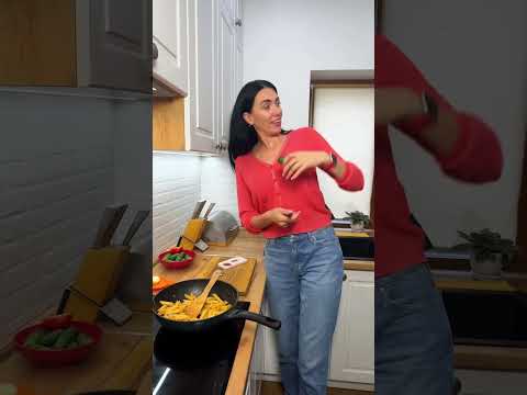 He has two left hands - Funny Family #comedy #couple #familytime #funnyvideo