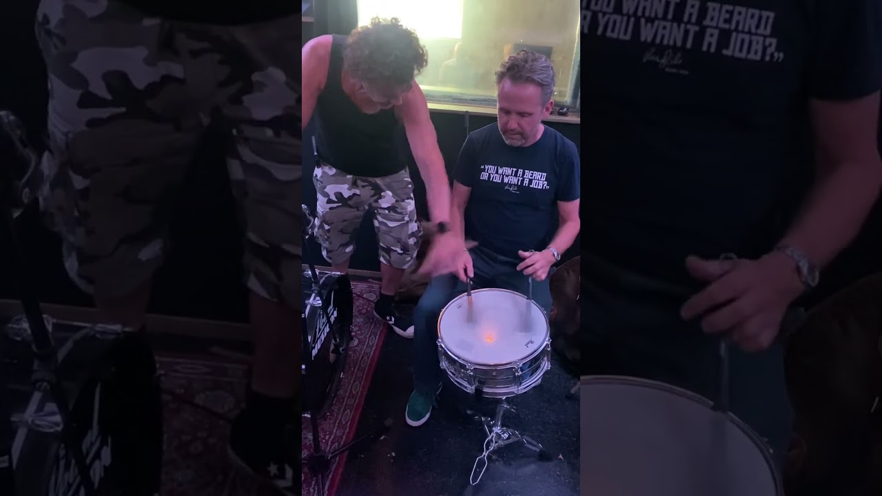 Joost Patocka laat Hans Eijkenaar zijn brushes methode zien.