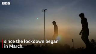 Coronavirus outbreak Reporter's gift of shoes to migrant goes viral