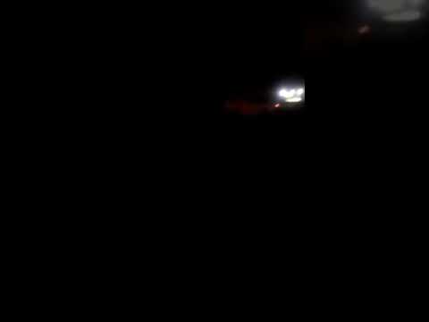 واحد مولع في عربيتو وماشي
