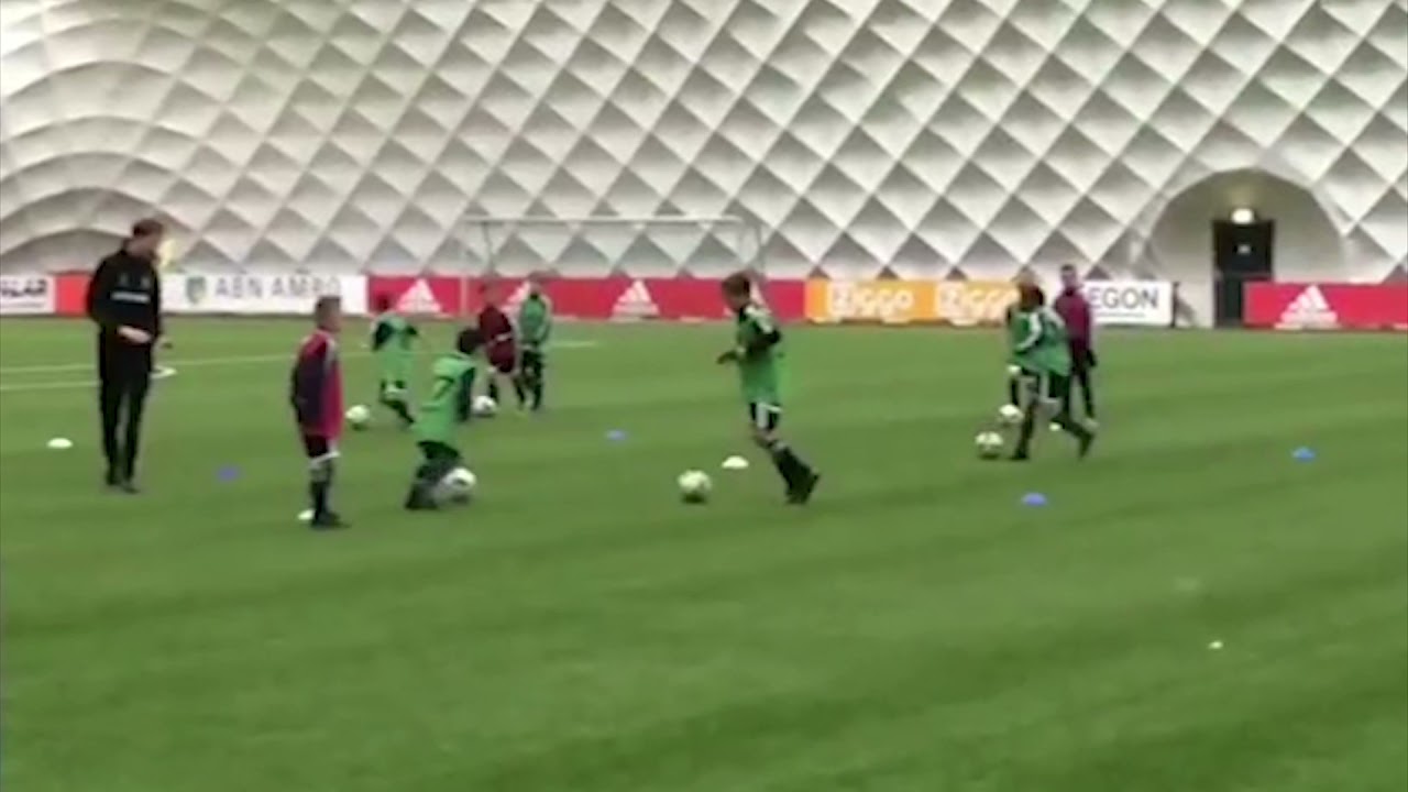 AFC Ajax u10 dribbling