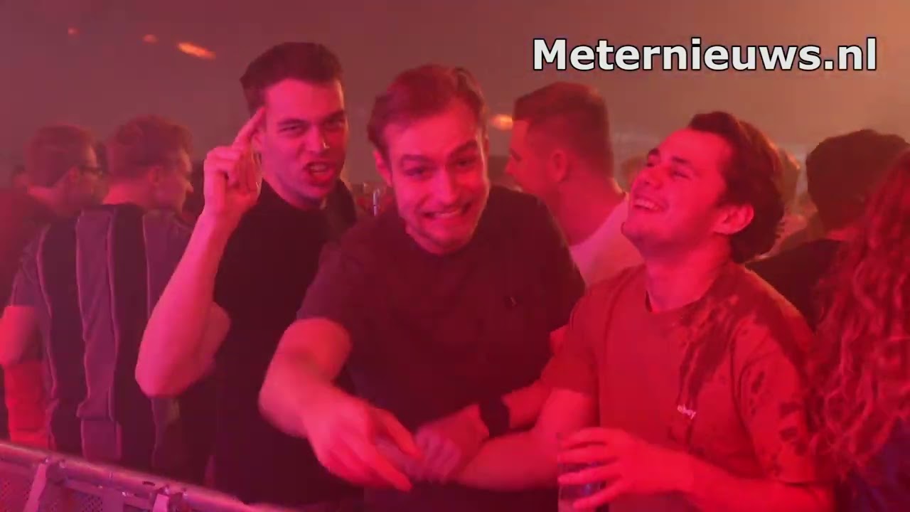 Staphorster jongeren in feeststemming tijdens tentfeest