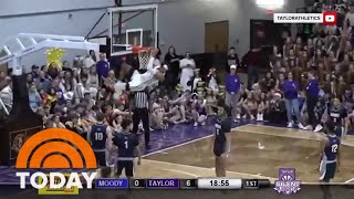 See basketball fans sing ‘Silent Night’ for final minutes of game screenshot 2
