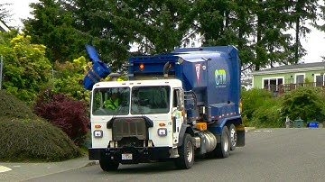 Peterbilt 520 - Labrie Automizer Garbage Truck