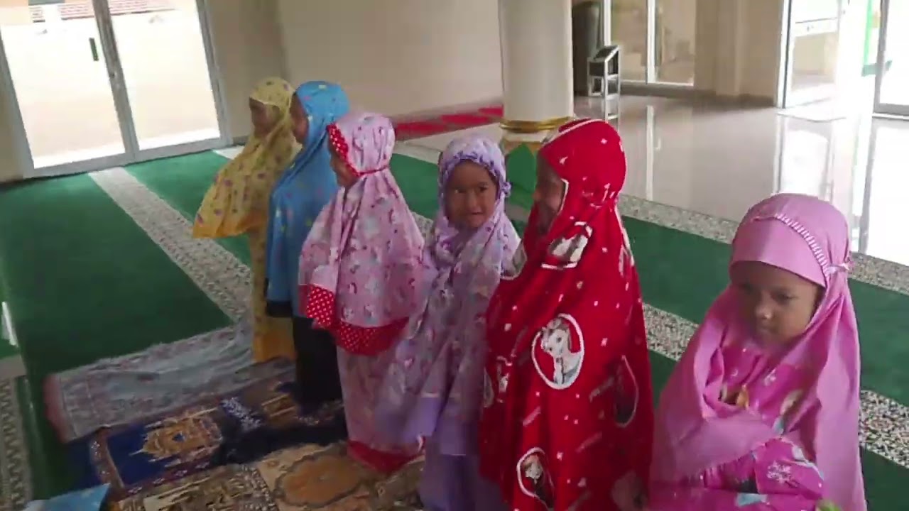 Praktek sholat duha di Musholla dan berbagi sedekah buat Musholla #Paud Al-Hikmah 