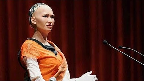 Robot Sophia Talking with Students at IIT Bombay