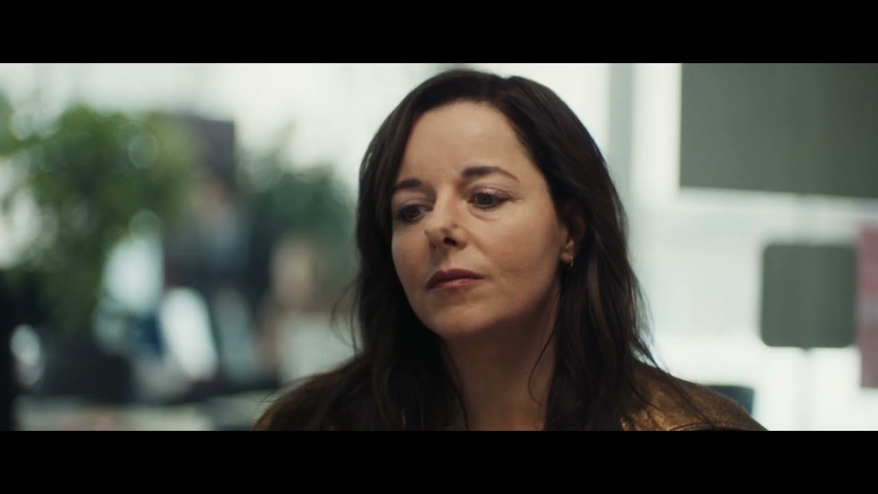 UNE FEMME DU MONDE Bande annonce - YouTube