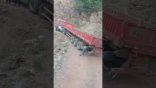 Dangerous Mountain Road! Semi‑Trailer Wheel Hanging In Air, Self‑Rescue Operation#truck