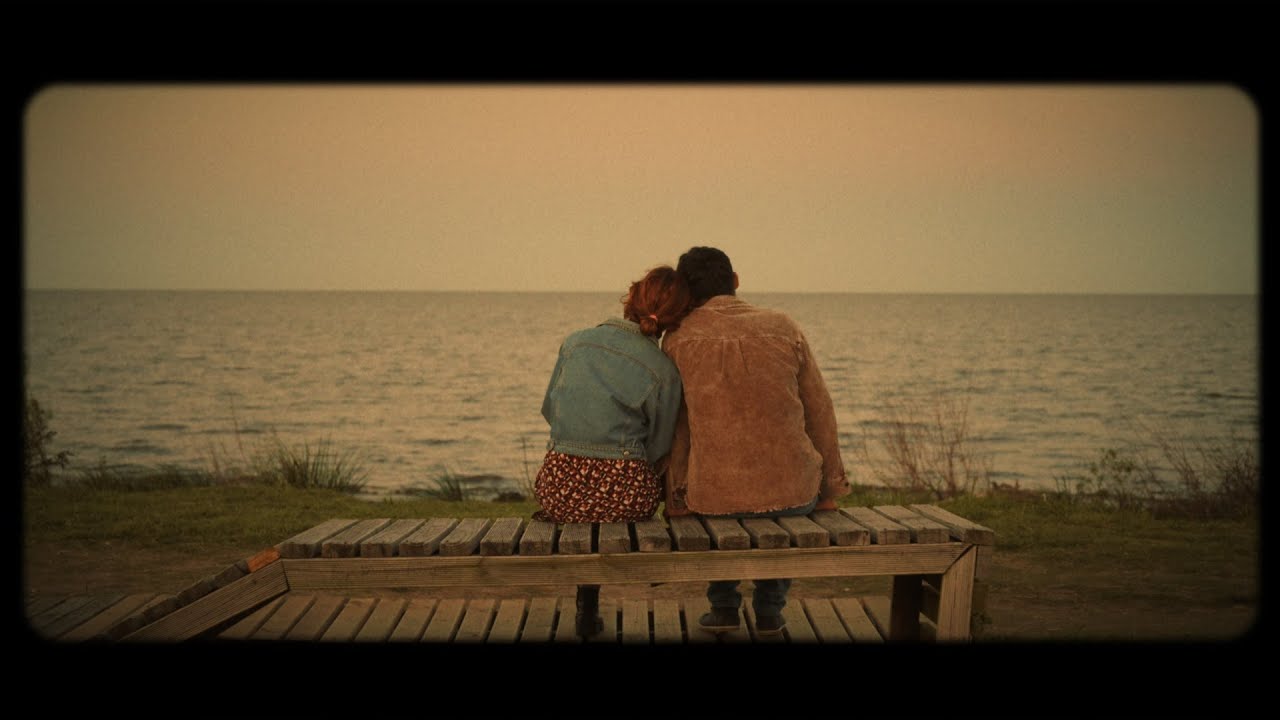 Inbal Comedi ft Alan Sutton y las criaturitas de la ansiedad - No estaría mal (video oficial)