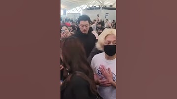 Heechul bị vệ sĩ phũ tại sân bay!