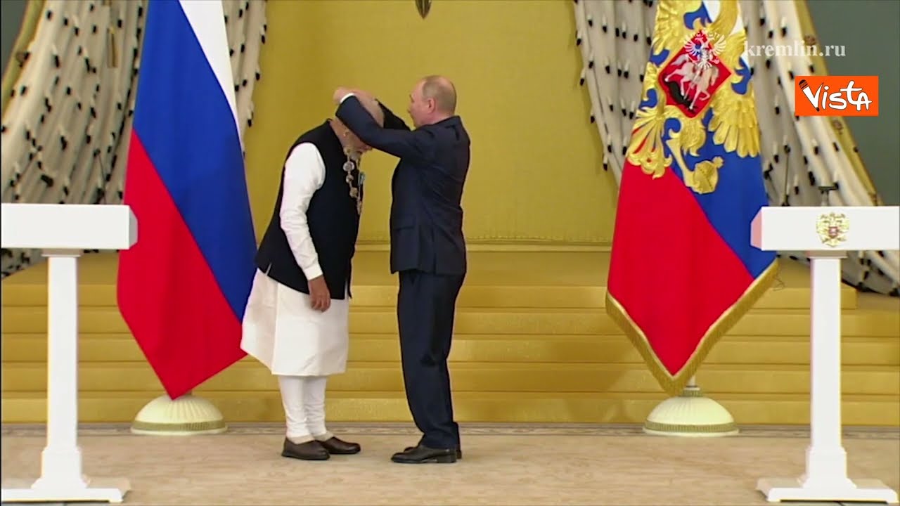 Putin accoglie e abbraccia il premier dell'India Modi al Cremlino