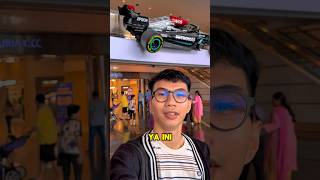 Melihat mobil mantan pembalap Mercedes, Sir Lewis Hamilton. Sang juara dunia 7x.